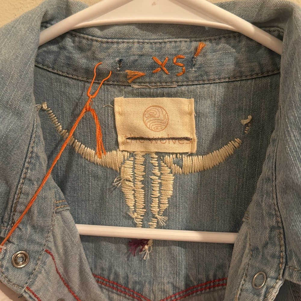 Free‎ People The Wolves Blue Denim Embroidered Snap Fitted Cowboy Shirt NEW XS - Picture 9 of 10